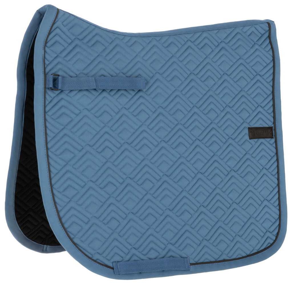 Czaprak Covalliero z kolekcji Spring/Summer 2026 łączy ponadczasową estetykę z funkcjonalnością niezbędną w codziennym treningu.