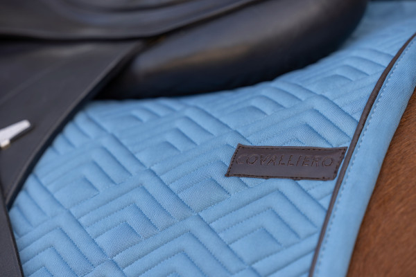 Czaprak Covalliero z kolekcji Spring/Summer 2026 łączy ponadczasową estetykę z funkcjonalnością niezbędną w codziennym treningu.