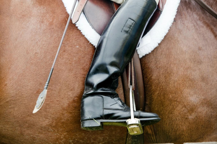 Jak wybrać idealne buty do jazdy konnej: przewodnik dla początkujących